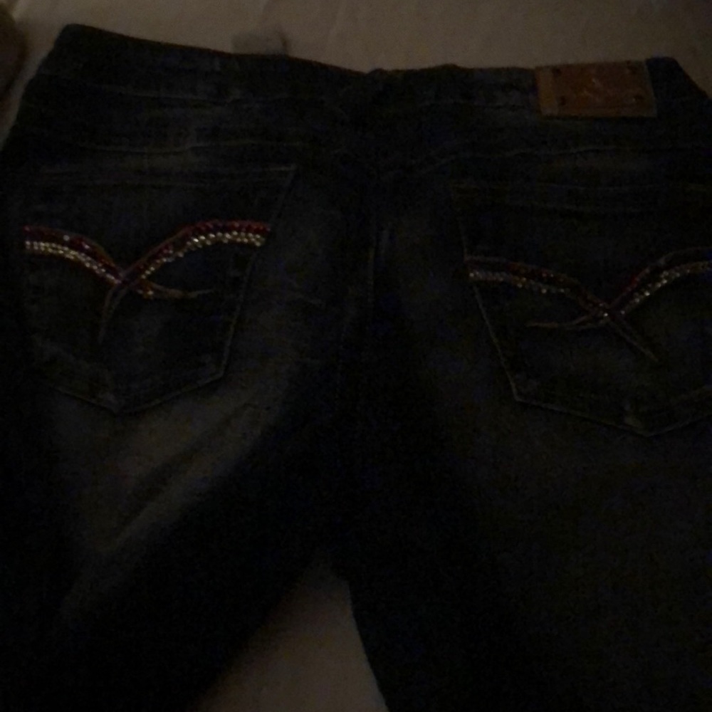 Distressed, jewel design pickets women’s jeans